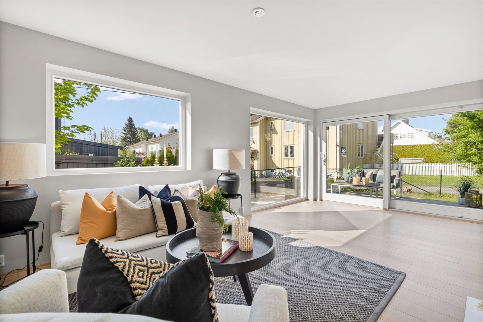 Stue med utgang til solrik terrasse og hage Galleribilde