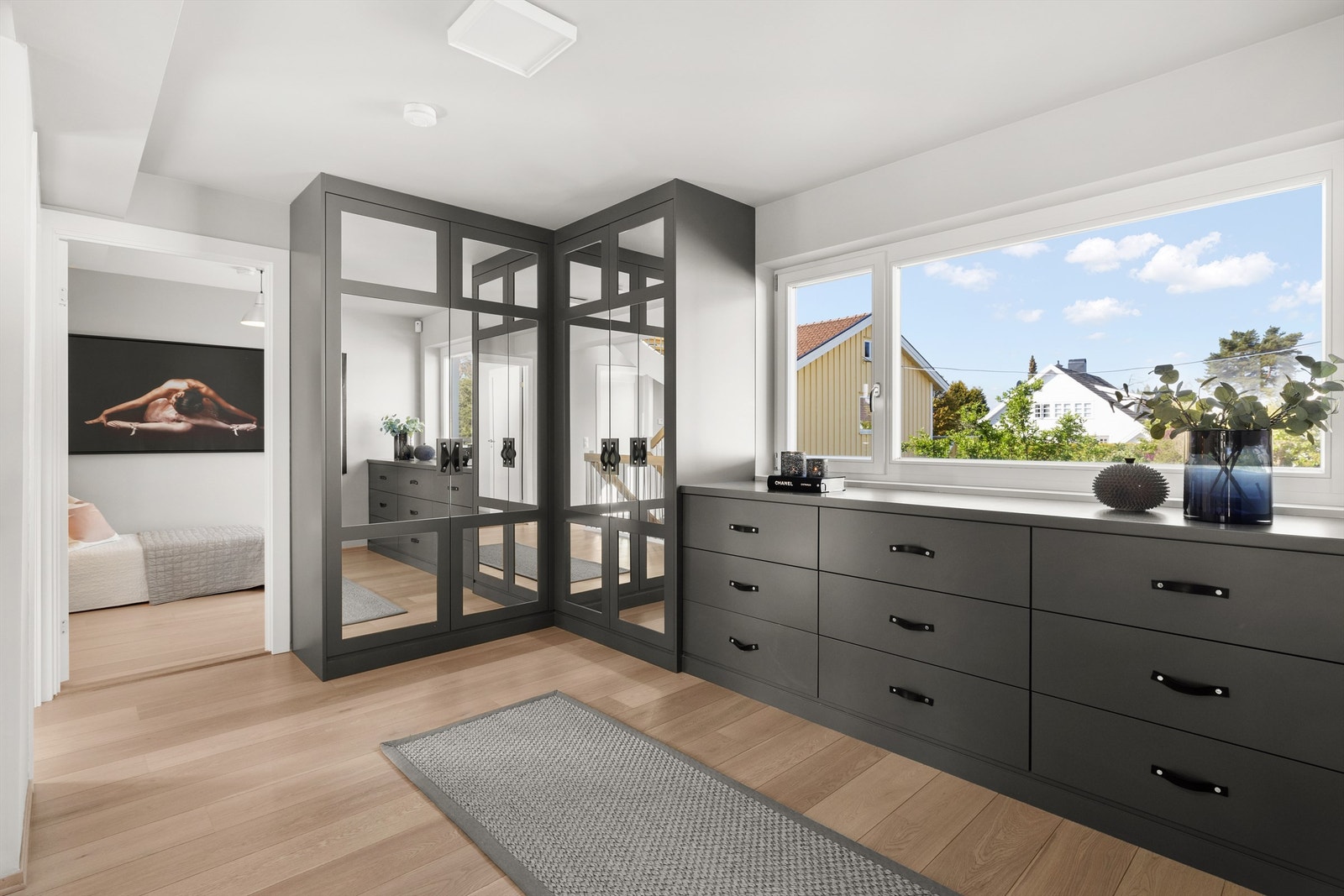 Allrom i 2. etasje med plassbygget innredning Galleribilde
