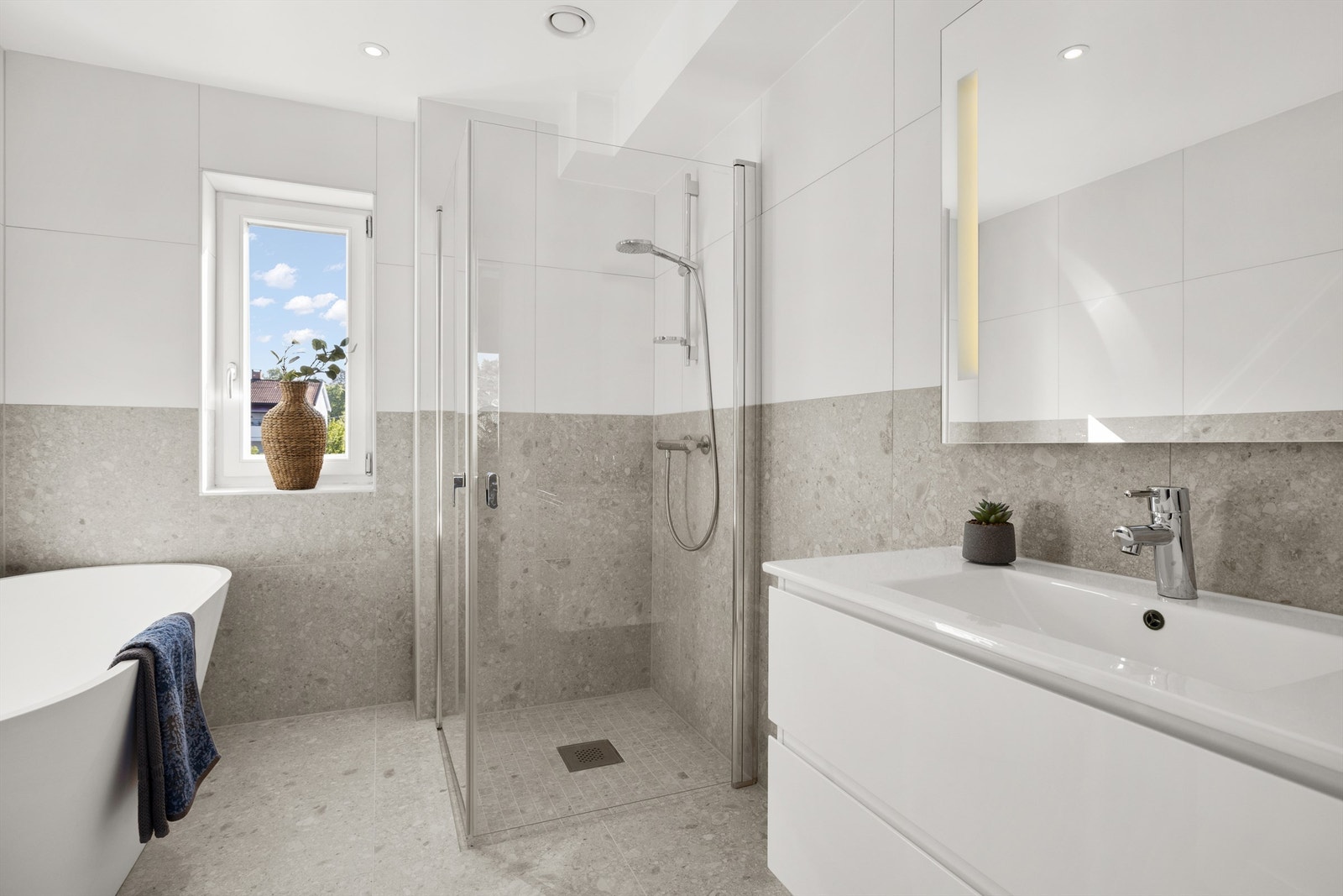 Bad 1 i tilknytning til hovedsoverommet - Badet er pusset opp i 2022 med ny membran og nye fliser Galleribilde