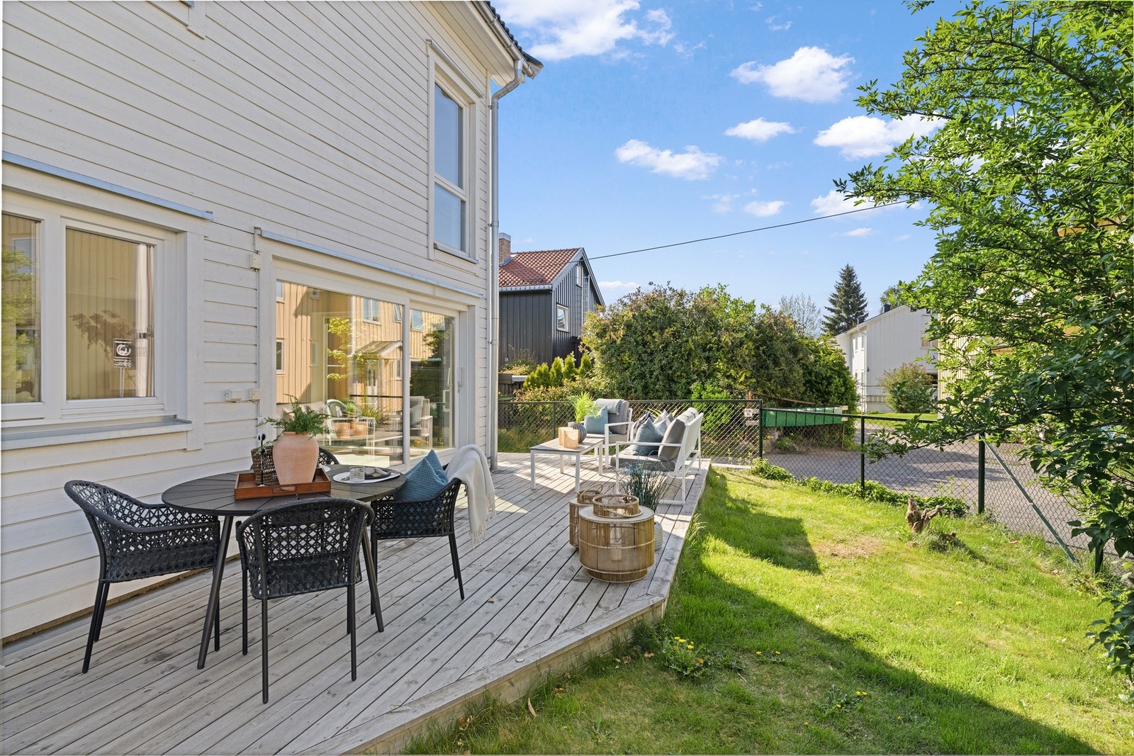 Vestvendt terrasse og hage Galleribilde