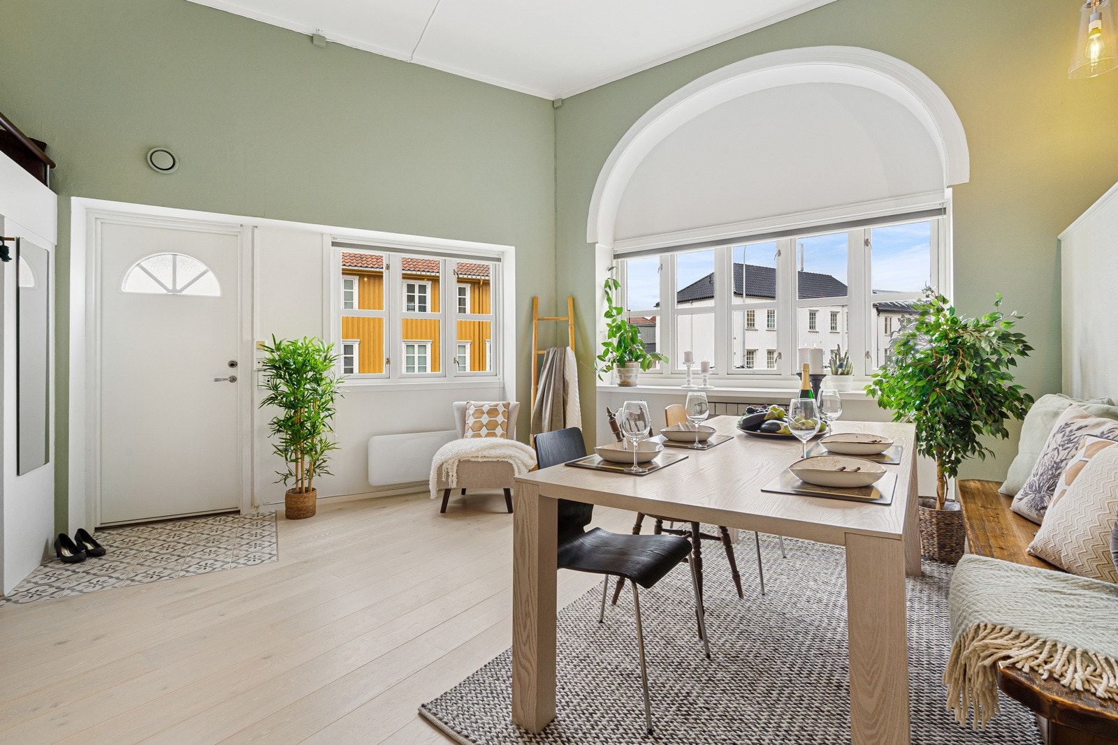 Leiligheten byr på en rekke gode kvaliteter som blant annet et flott bygårdspreg med svært god takhøyde og store vindusflater som lar dagslyset strømme inn Galleribilde