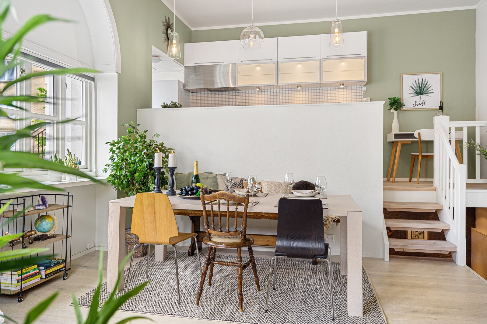 Det er lagt ny parkett i hele 1. etasjen i 2021, samt gulv fra 2017 i underetasjen. I tillegg er det spesialtilpasset plissé i alle vinduer, samt stillegående takvifte Galleribilde