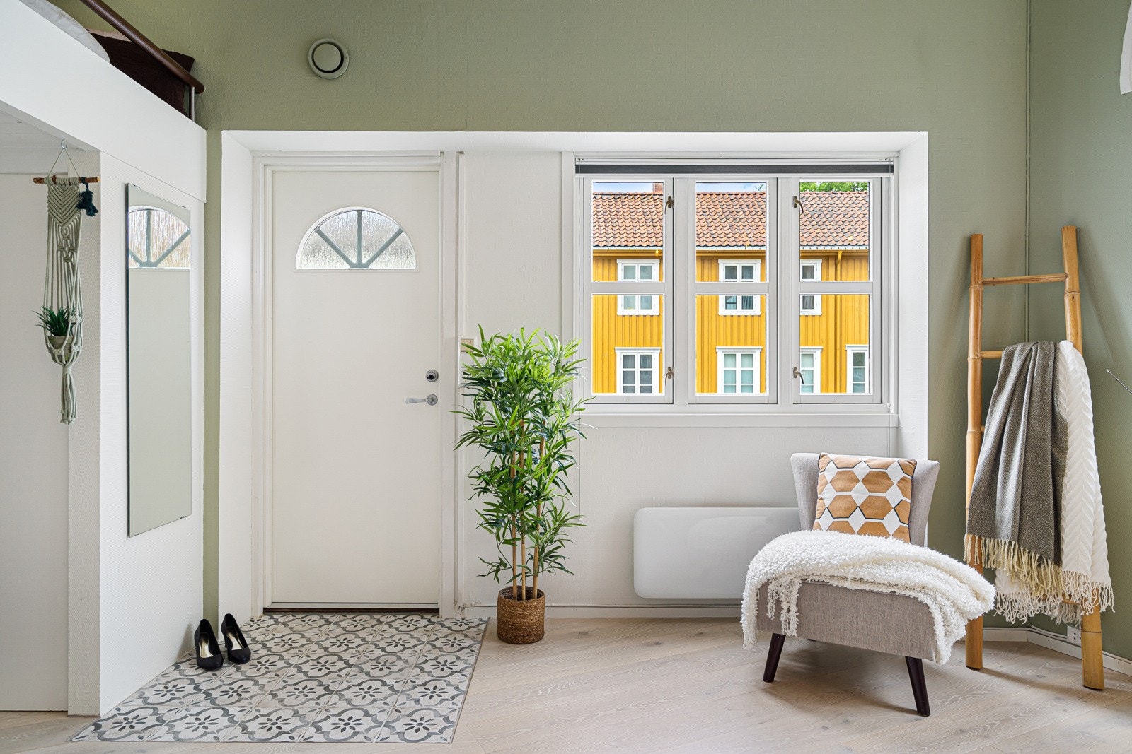 Leiligheten har eget inngangsparti, direkte fra gaten. Inngangspartiet ble rehabilitert i 2017 og er utstyrt med gulvvarme Galleribilde