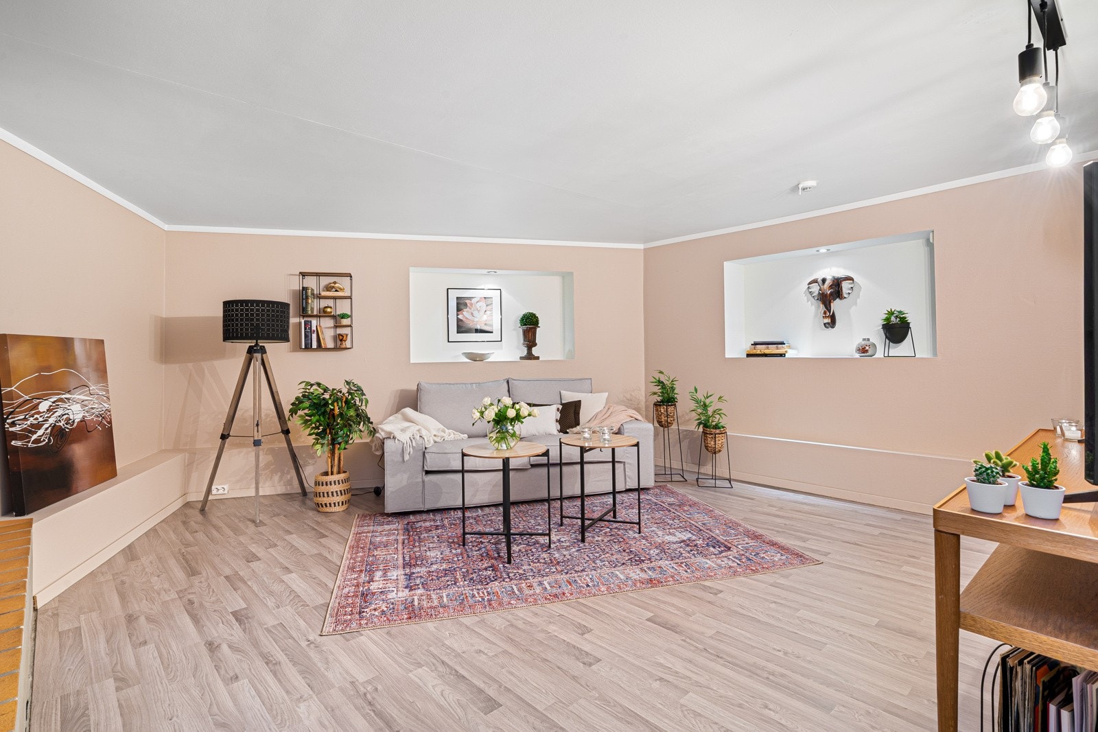 Leilighetens underetasje er i dag innredet som kjellerstue Galleribilde