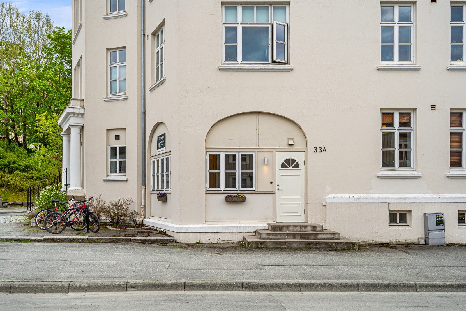 Svært sentral og attraktiv beliggenhet på flotte Øya. Leiligheten ligger i en rolig gate, uten gjennomgangstrafikk, med umiddelbar nærhet til blant annet NTNU Gløshaugen, St.Olavs hospital og Samfundet Galleribilde