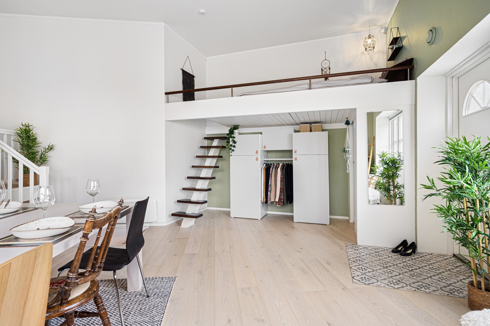 Plassbesparende hems med integrert garderobeskap Galleribilde