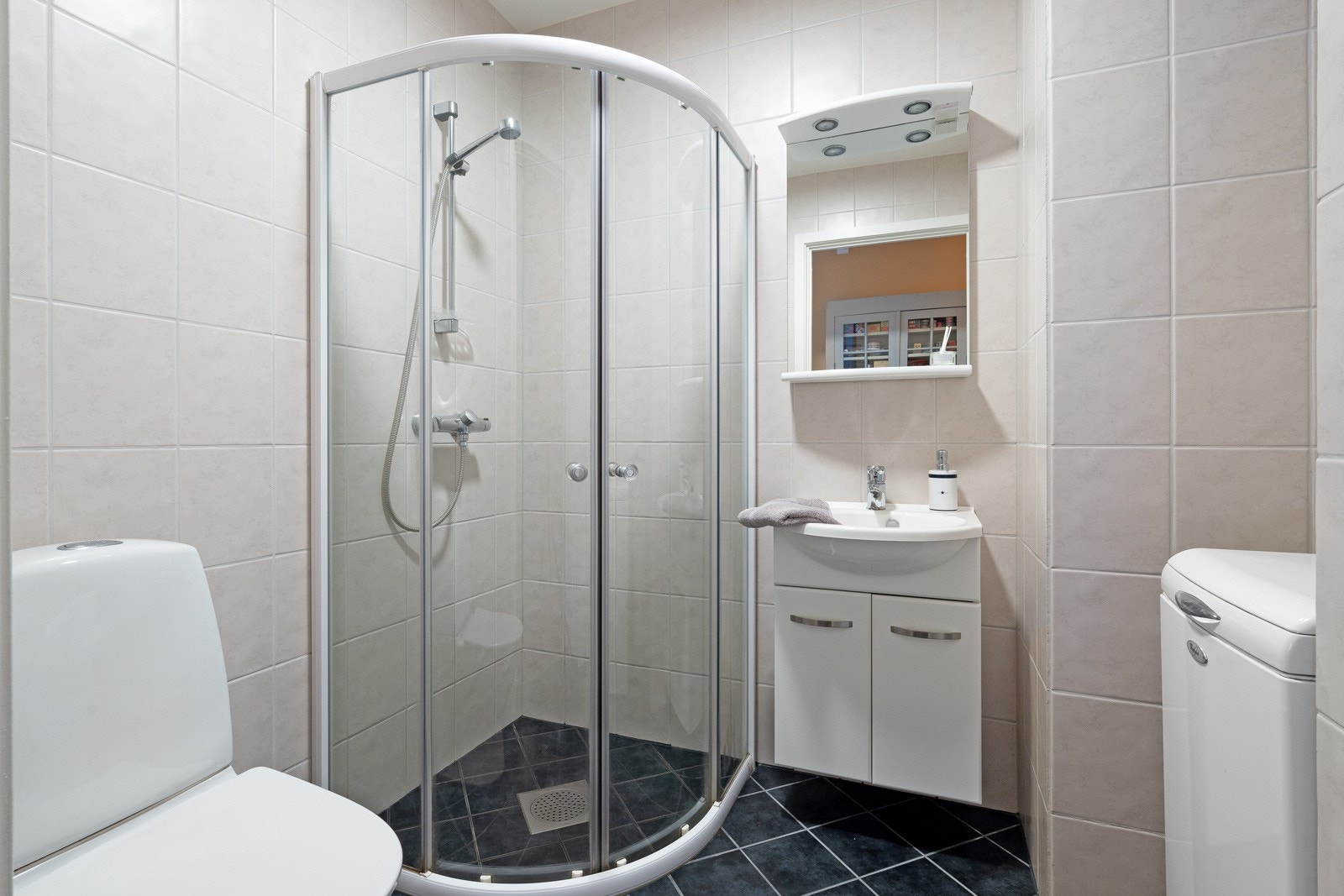 Badet er på 3,5 m² og er utstyrt med dusjhjørne, opplegg for vaskemaskin og varmekabler i gulv Galleribilde