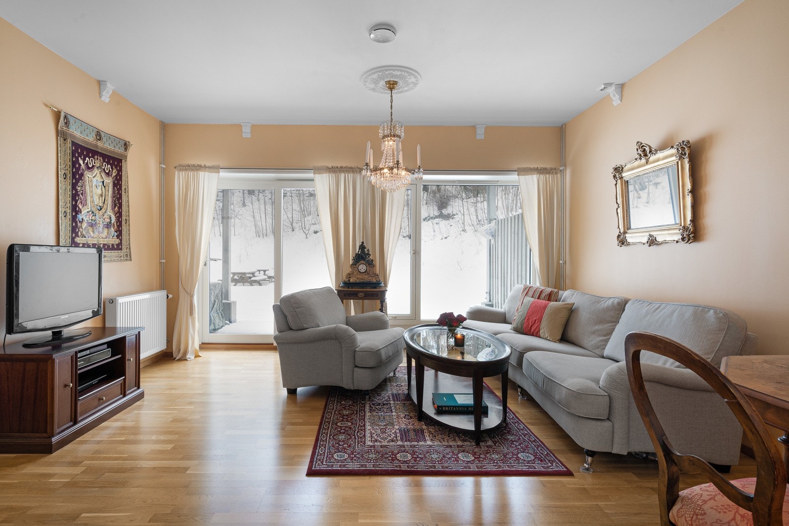 Leiligheten er fra 2009 og byr på en rekke gode og moderne kvaliteter som blant annet en gjennomgående pen standard, romslig planløsning og generøs takhøyde kombinert med store vindusflater Galleribilde