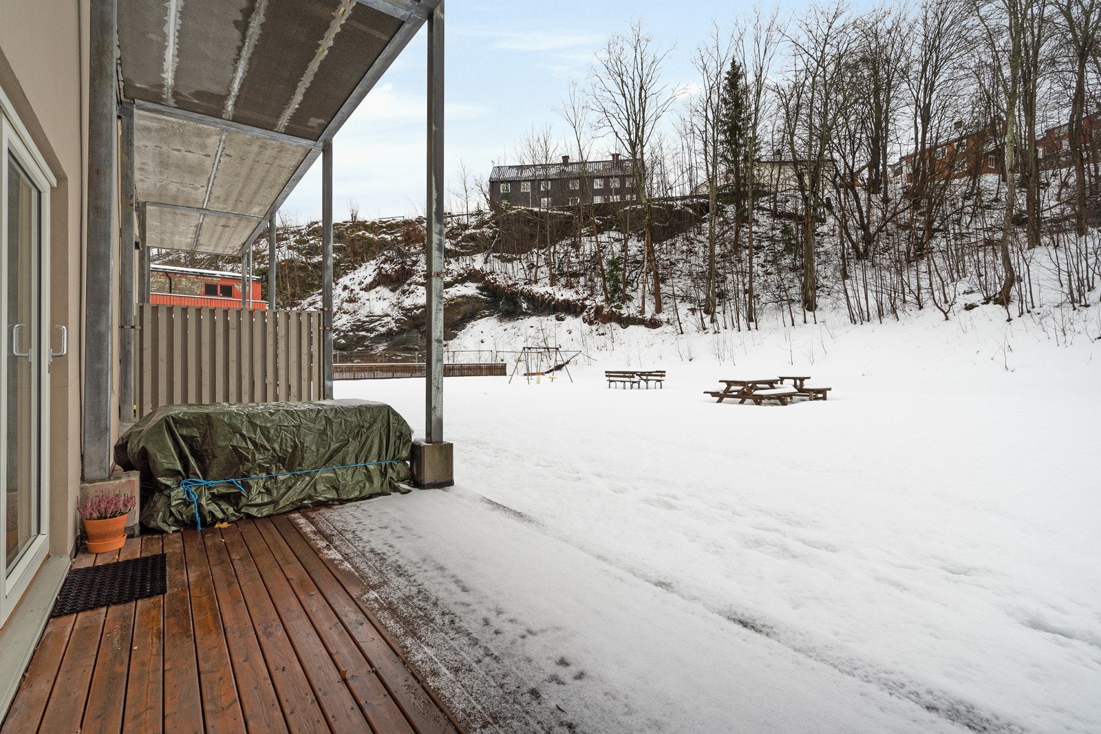 Fra stuen er det direkte utgang til en privat, sørvendt terrasse Galleribilde