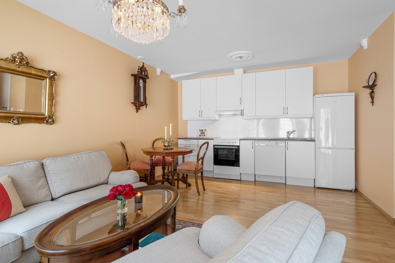 Den åpne stue- og kjøkkenløsningen rommer hele 21,5 m² Galleribilde