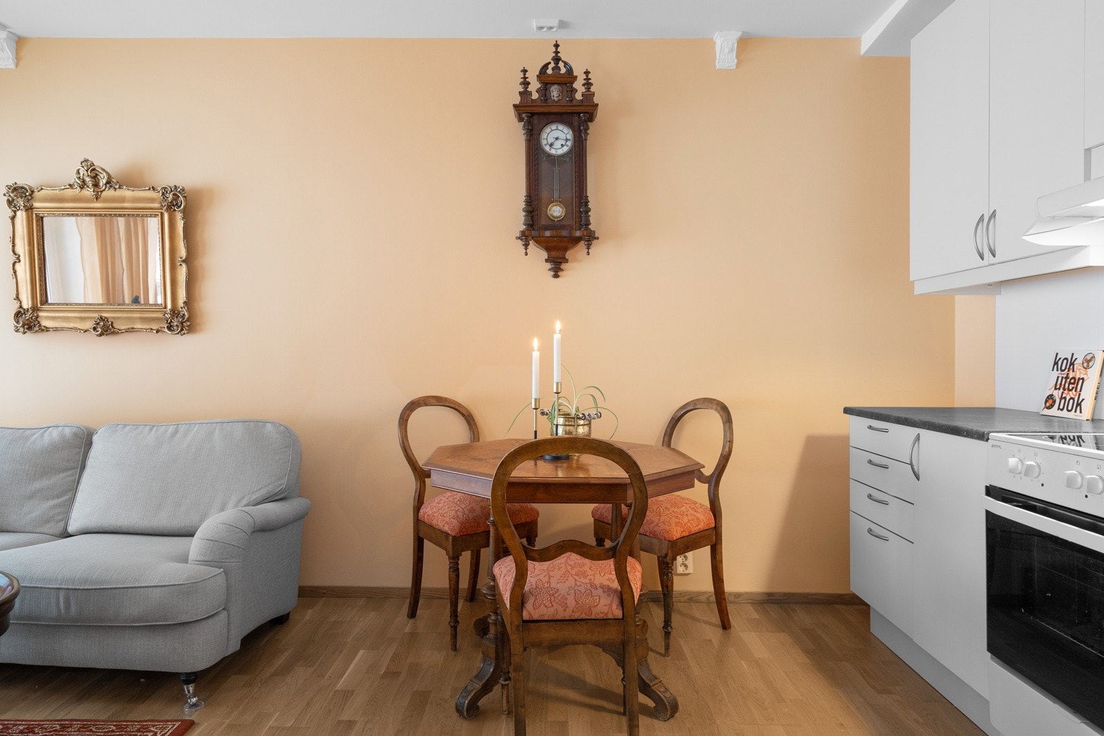 Den åpne romløsningen gjør det enkelt å møblere, også med plass til spisebord Galleribilde