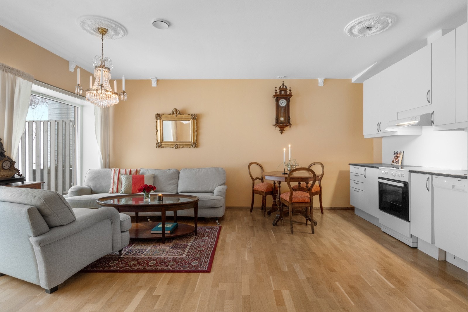 Store vindusflater setter et lyst og luftig preg på leiligheten Galleribilde