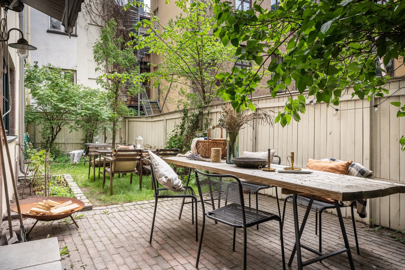 Fra stuen er det adkomst til leilighetens helt egne hage. Galleribilde