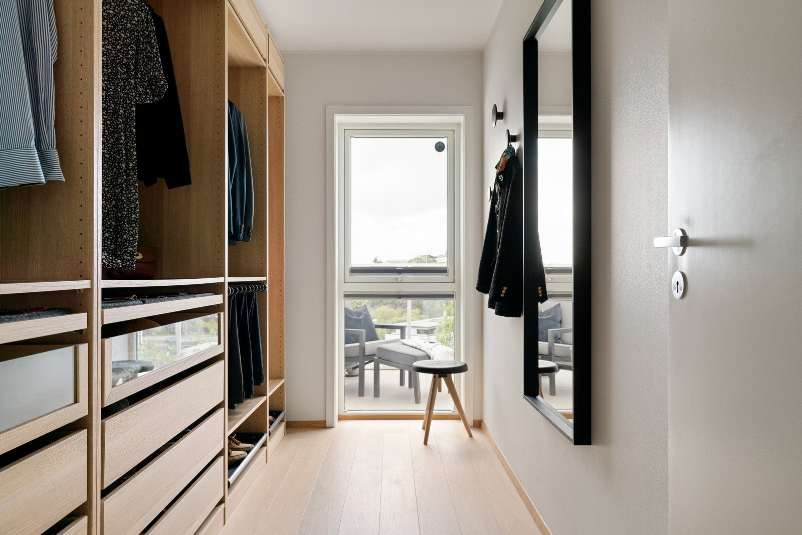 Soverommet ved siden av er i dag innredet som walk-in-garderobe med et flott garderobesystem. Galleribilde
