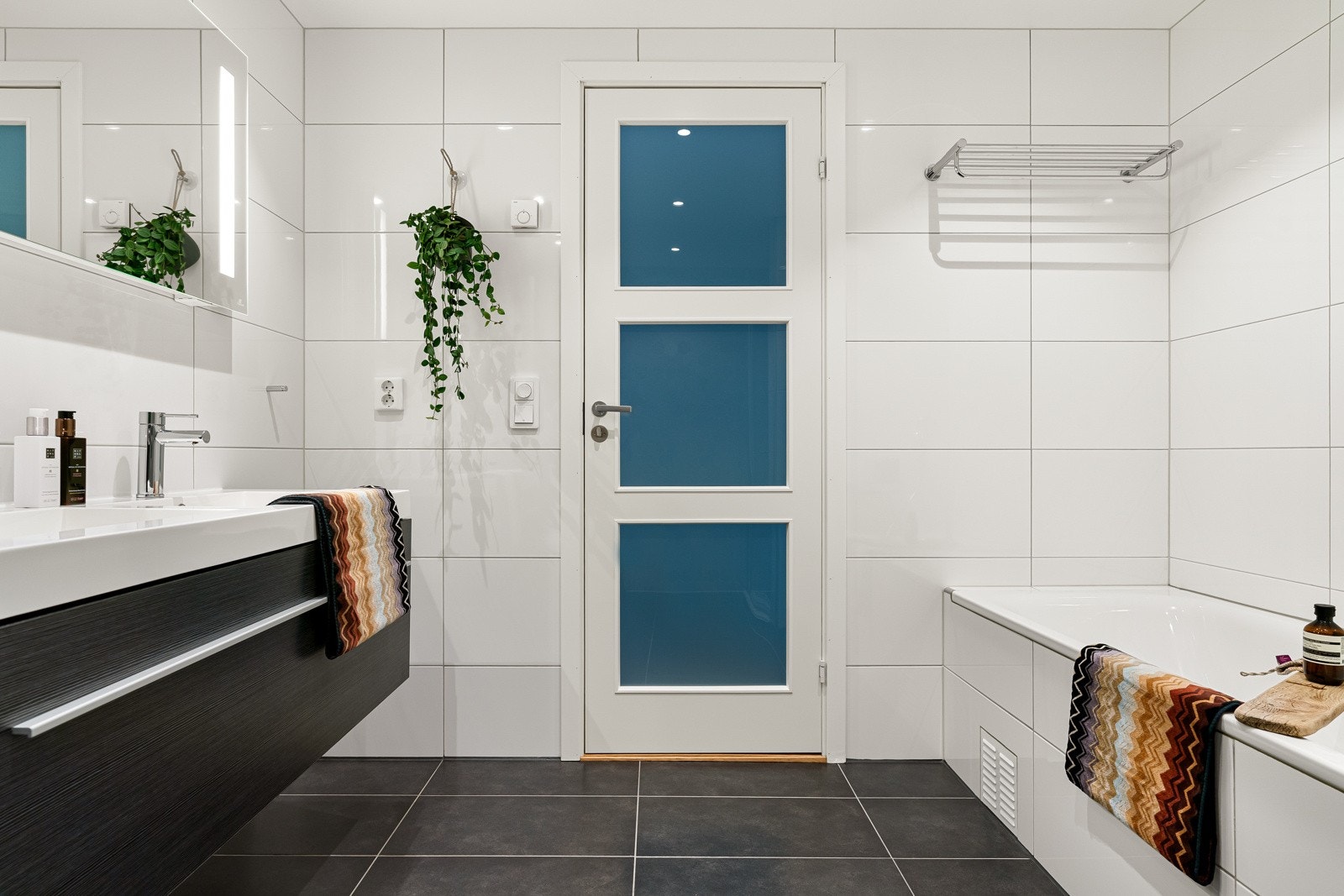 Dør med frostet glass på badet fra 2017/18. Galleribilde