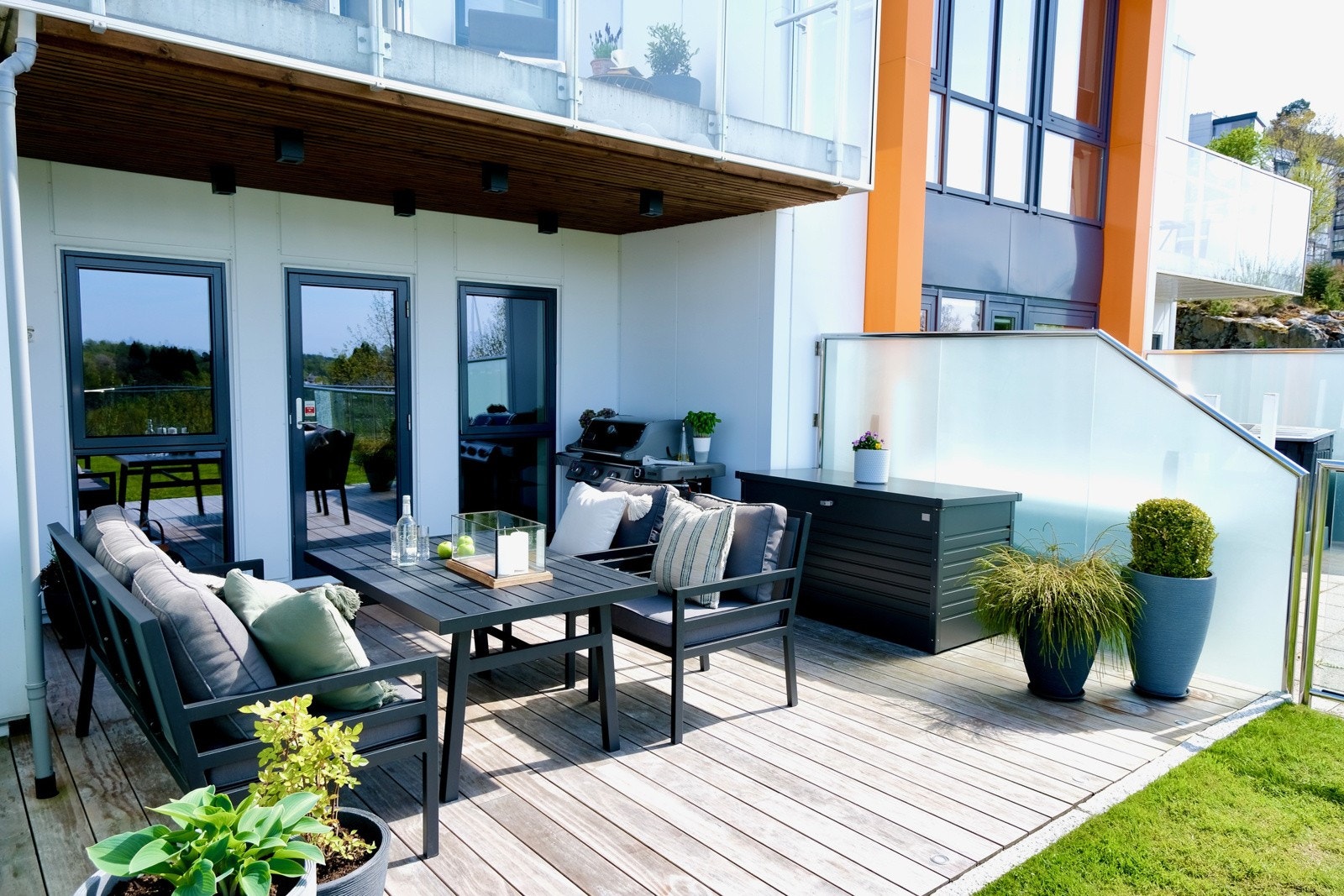 Innfelt uplight-belysning i terrassegulvet, og downlight-belysning i spiletaket. Galleribilde