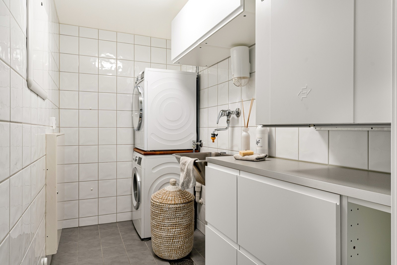 Eget, separat vaskerom med god skapplass og benkeplass til å brette tøyet. Galleribilde