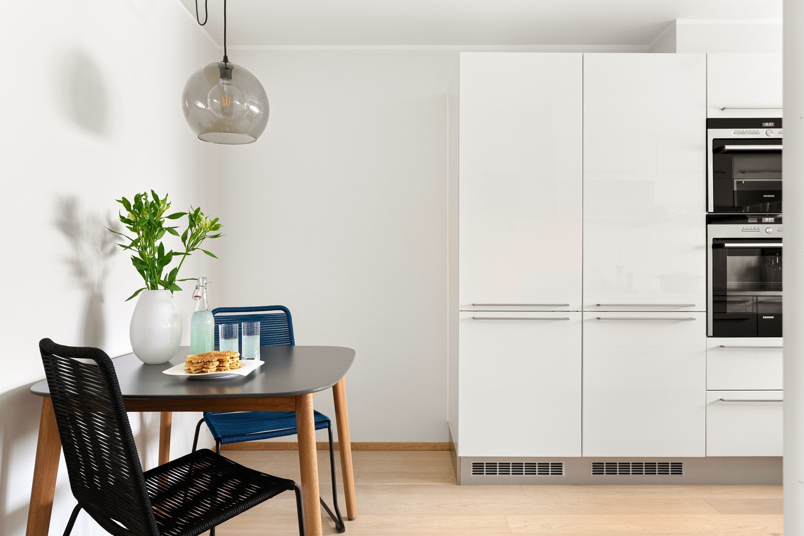 Kjøkkenbord gir muligheter for raske frokoster eller lekselesing mens maten lages. Galleribilde