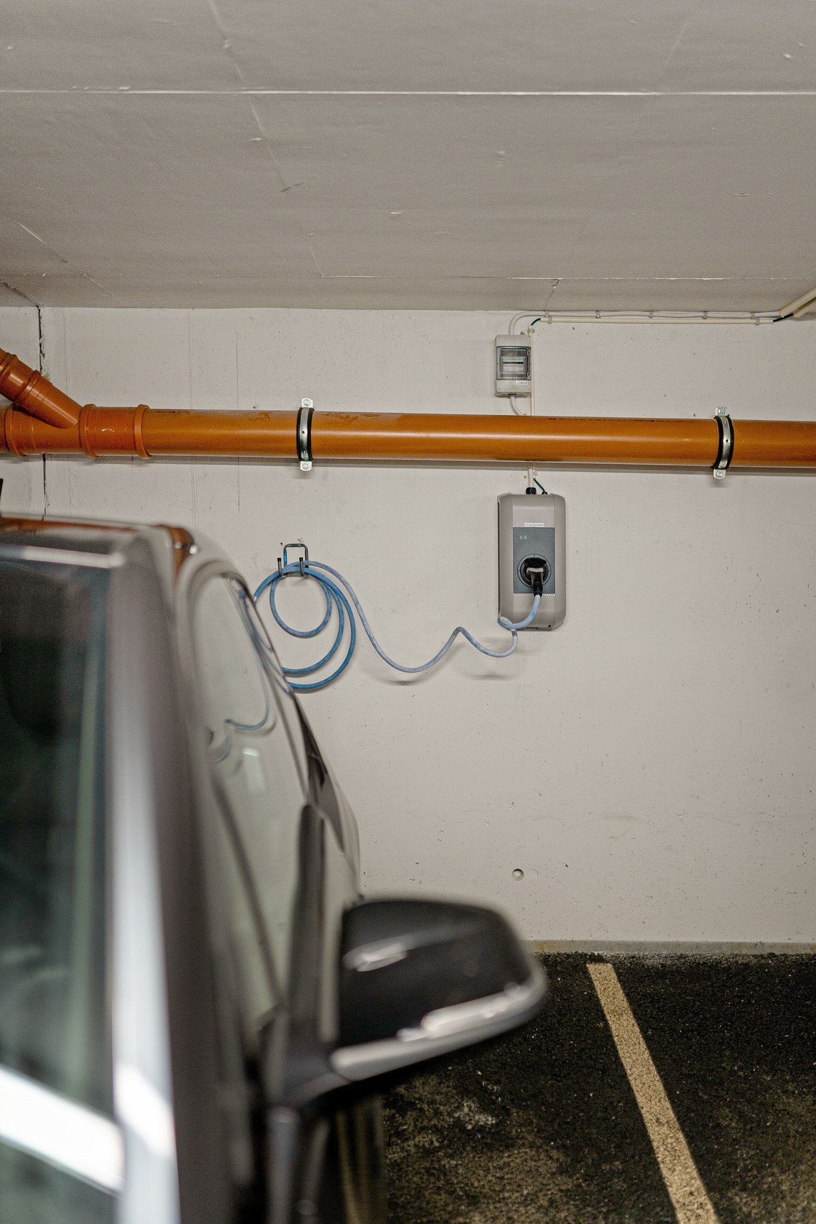 Den ene parkeringsplassen har ladepunkt, og den andre er tilrettelagt for montering. Galleribilde