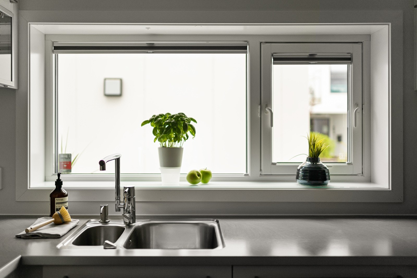 Godt med dagslys inn til kokken som tilbereder måltidene. Galleribilde