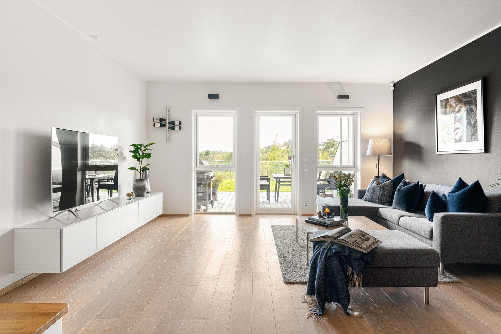 Store vindusflater i enden sikrer rikelig med naturlig lysinnslipp. Galleribilde