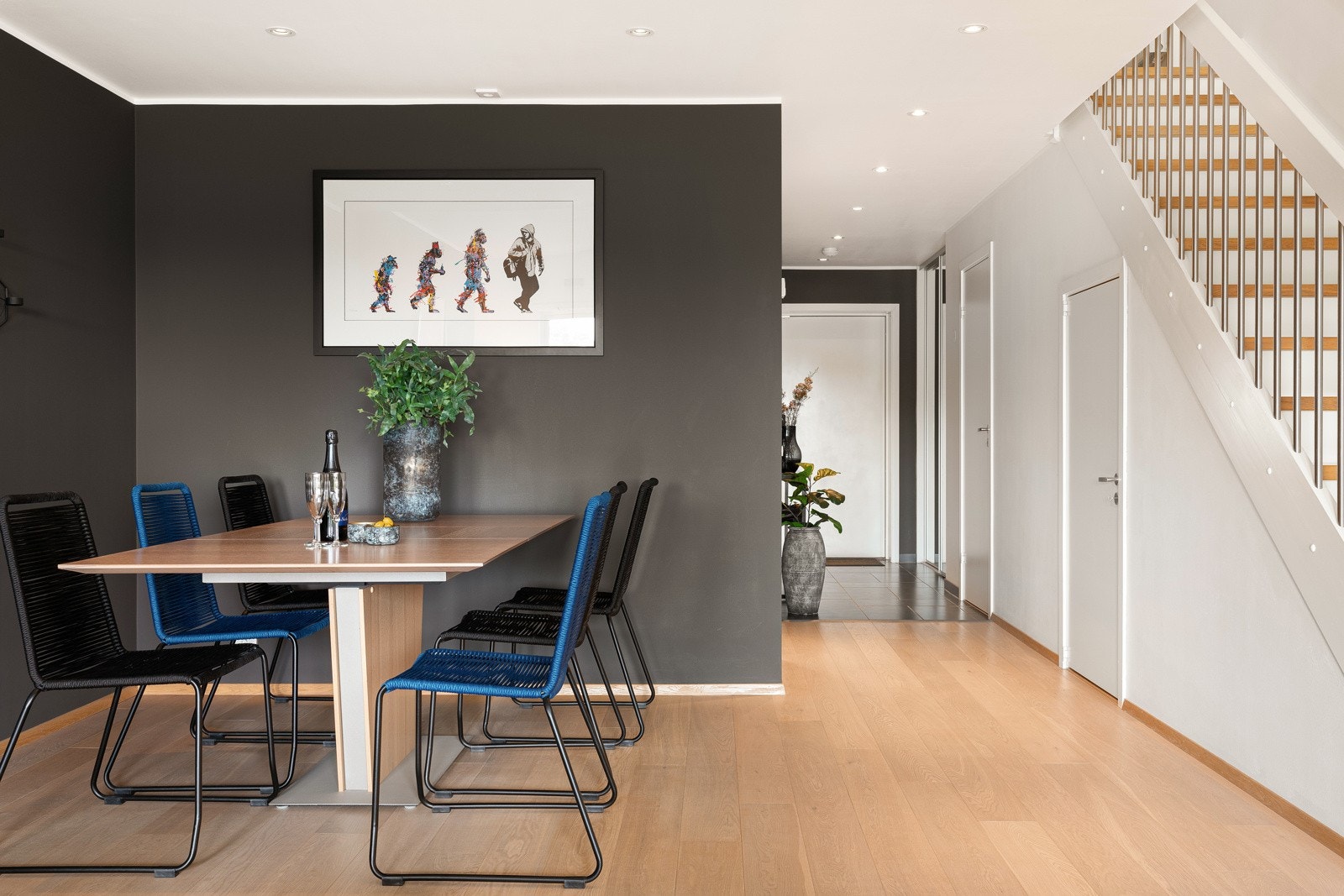 Det er innfelt downlightbelysning i himling fra gangen og inn mot stuen. Galleribilde