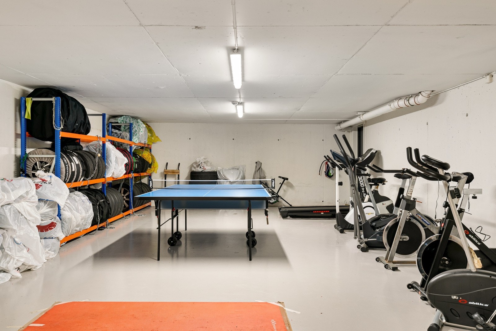 Sameiet har fellesrom med treningsapparat og bordtenninsbord, samt dekkbod og sykkelrom. Galleribilde