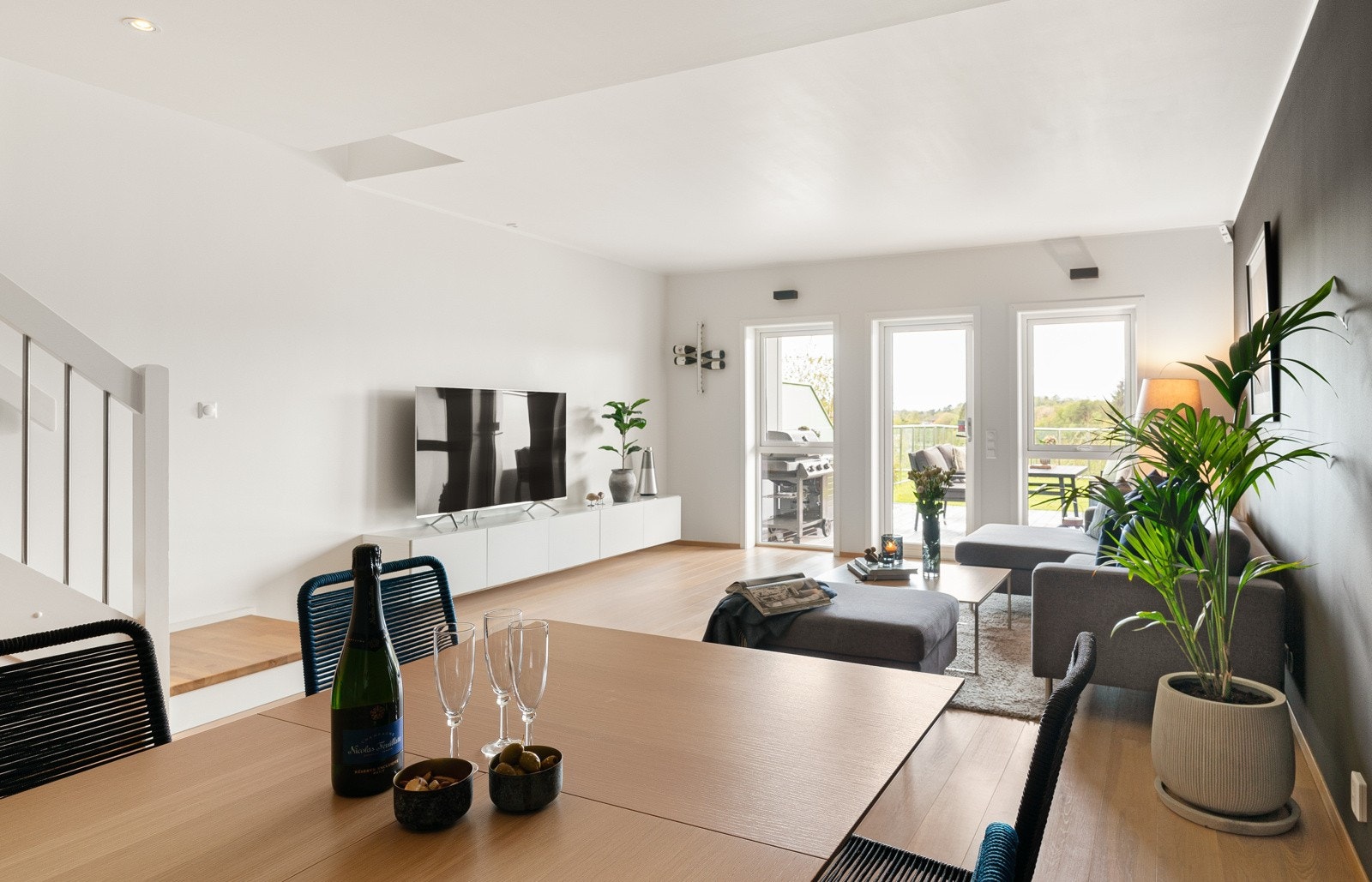 Det er god plass til å møblere opp med både spisestue for hyggelige middagsbesøk og sofagruppe. Galleribilde