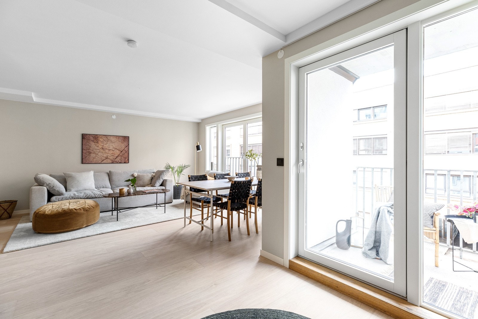 Fra stue/kjøkken er det også utgang til en nordvest-vendt balkong med sol på ettermiddag/kveld Galleribilde