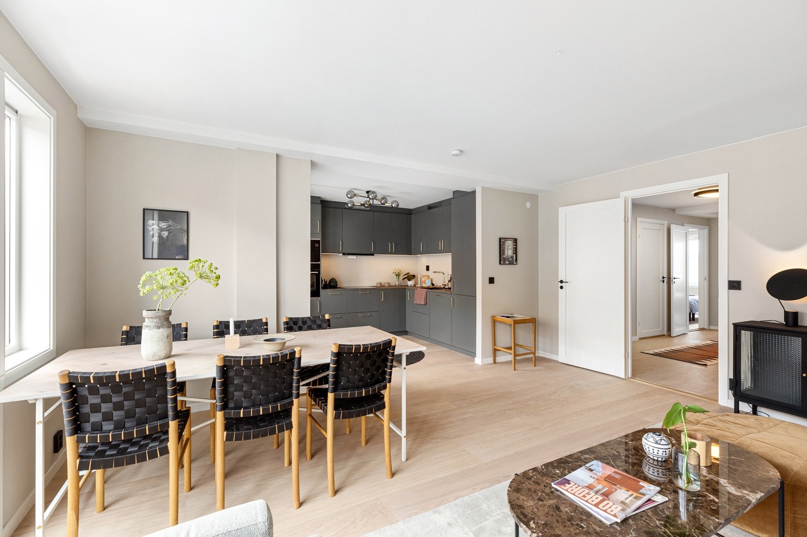 Rommet er praktisk utformet og det er et definert skille mellom kjøkken og stue, samtidig som det er åpent og sosialt Galleribilde