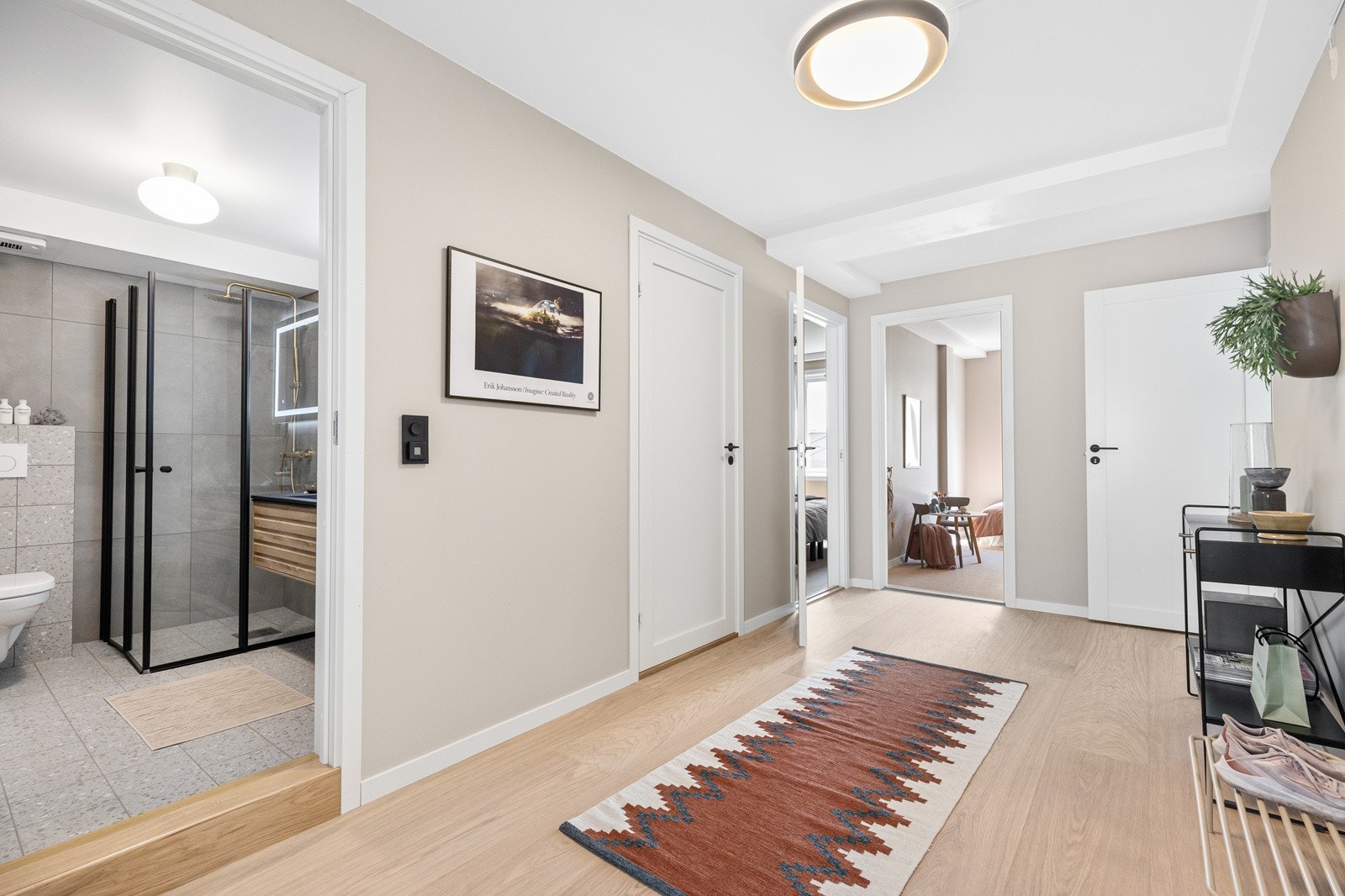 Entreen er lys og romslig med god plass til yttertøy, sko og lagringsmøblement Galleribilde