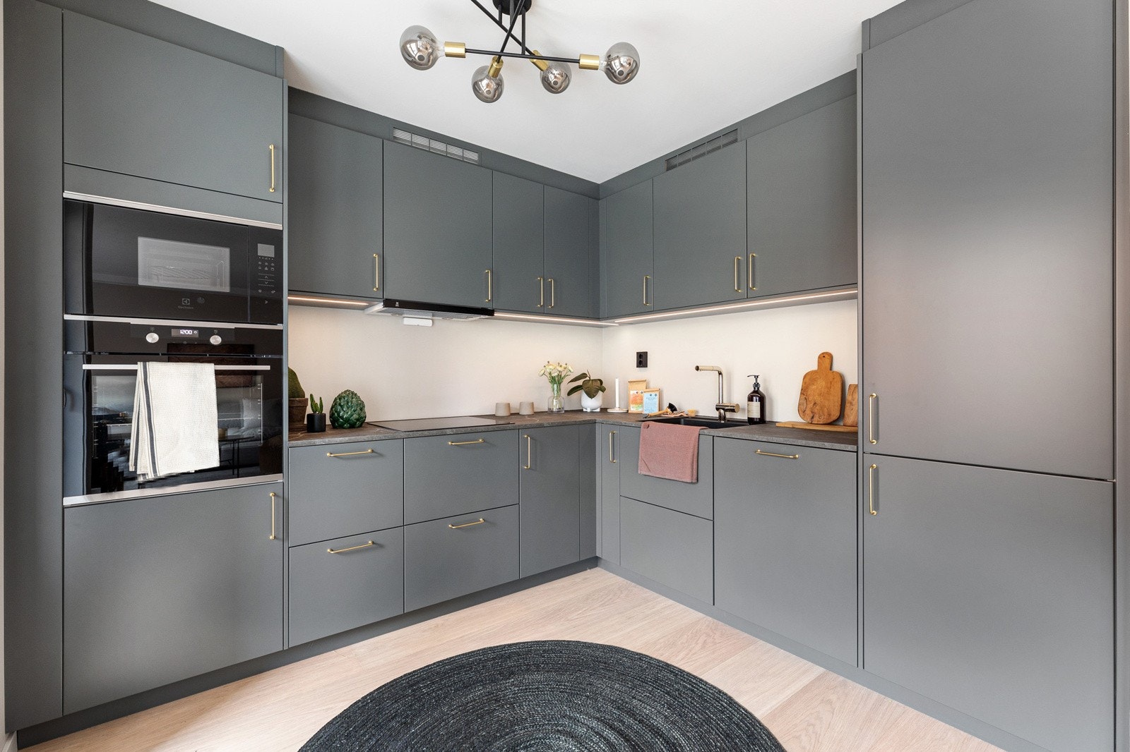 Flott kjøkken fra Drømmekjøkken med integrerte hvitevarer Galleribilde