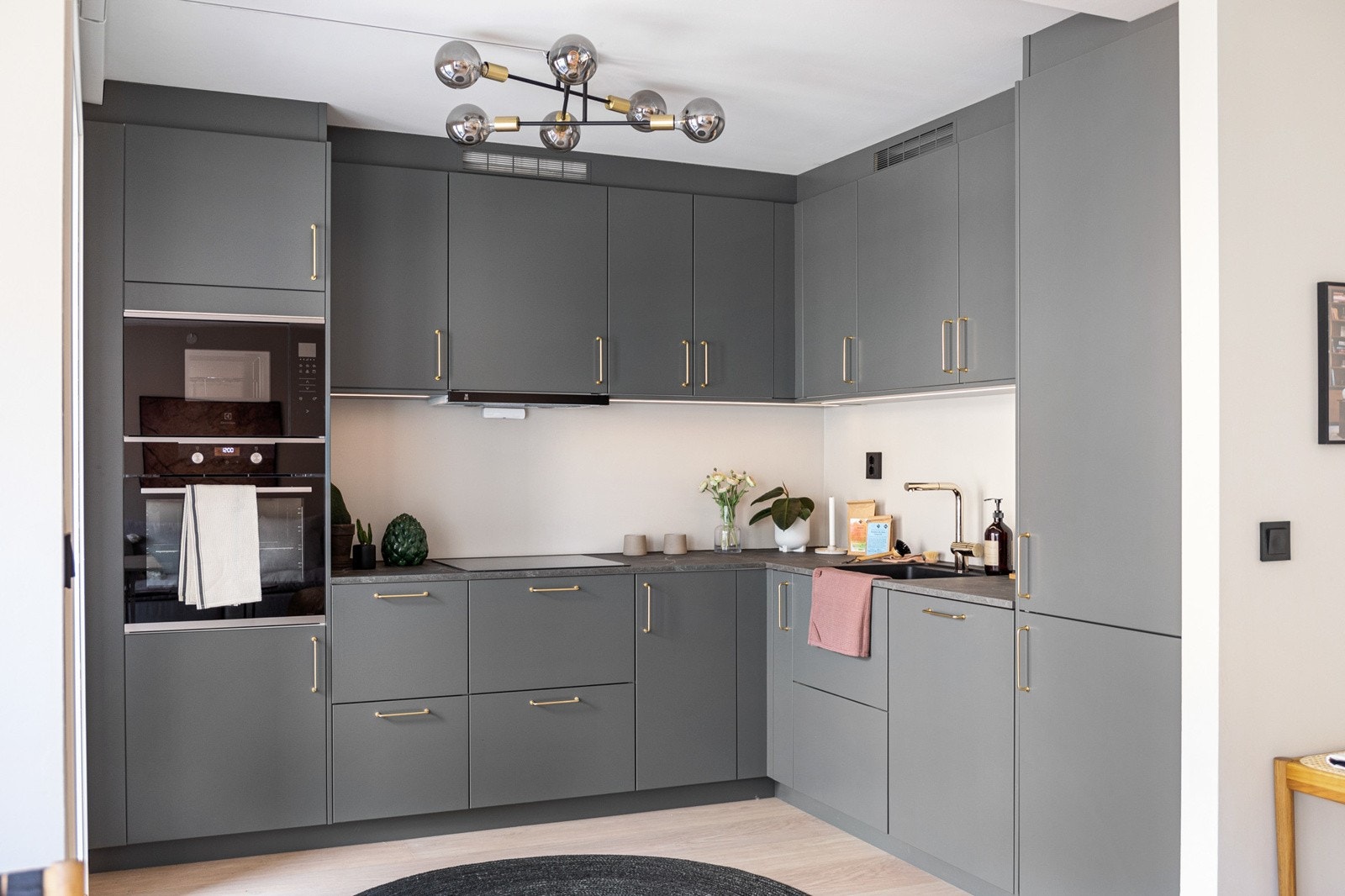 Praktisk utforming som gir god lagringsplass og gode arbeidsflater Galleribilde