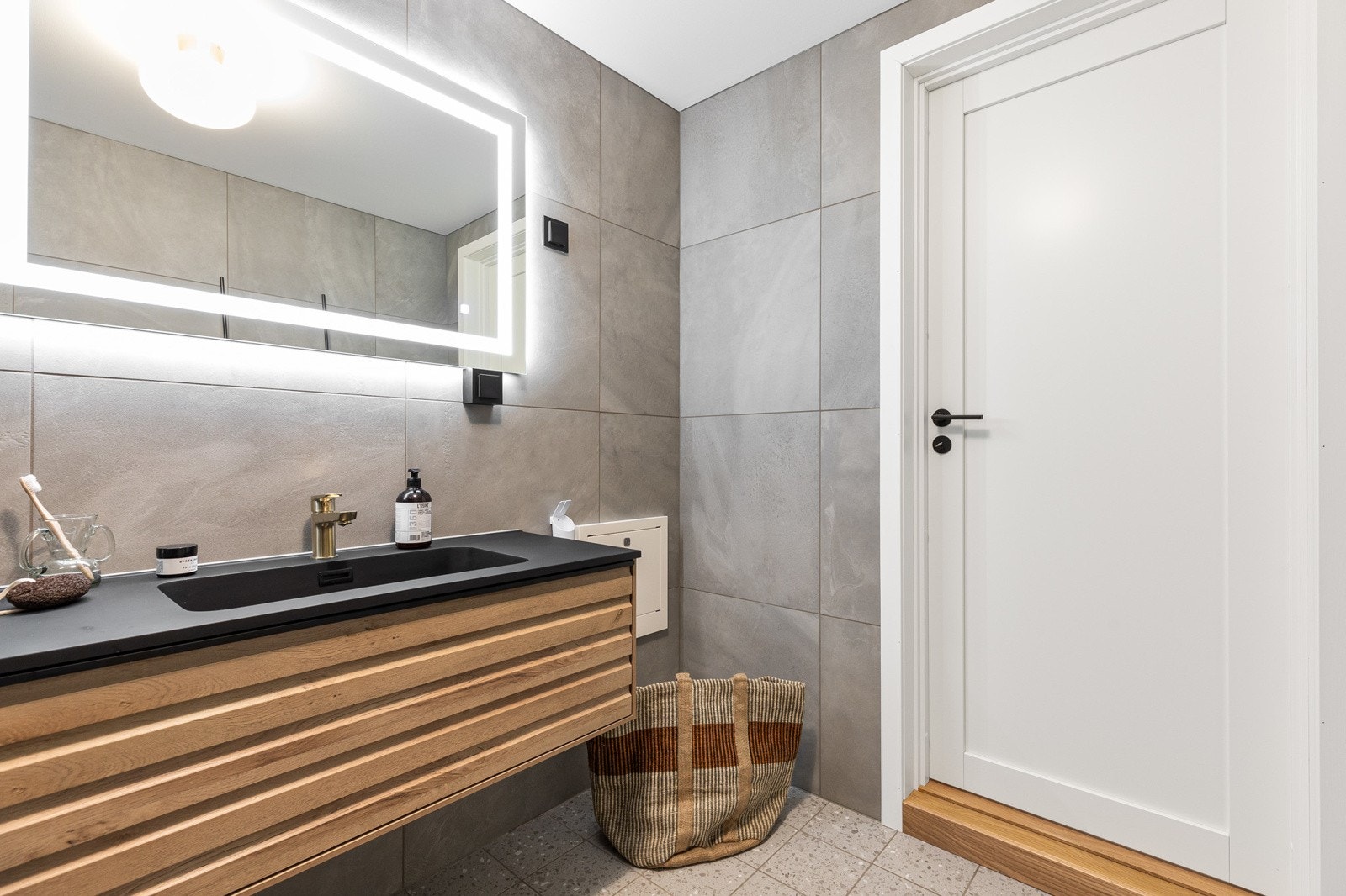 Her er det selvsagt opplegg for vaskemaskin og plass til tørketrommel Galleribilde