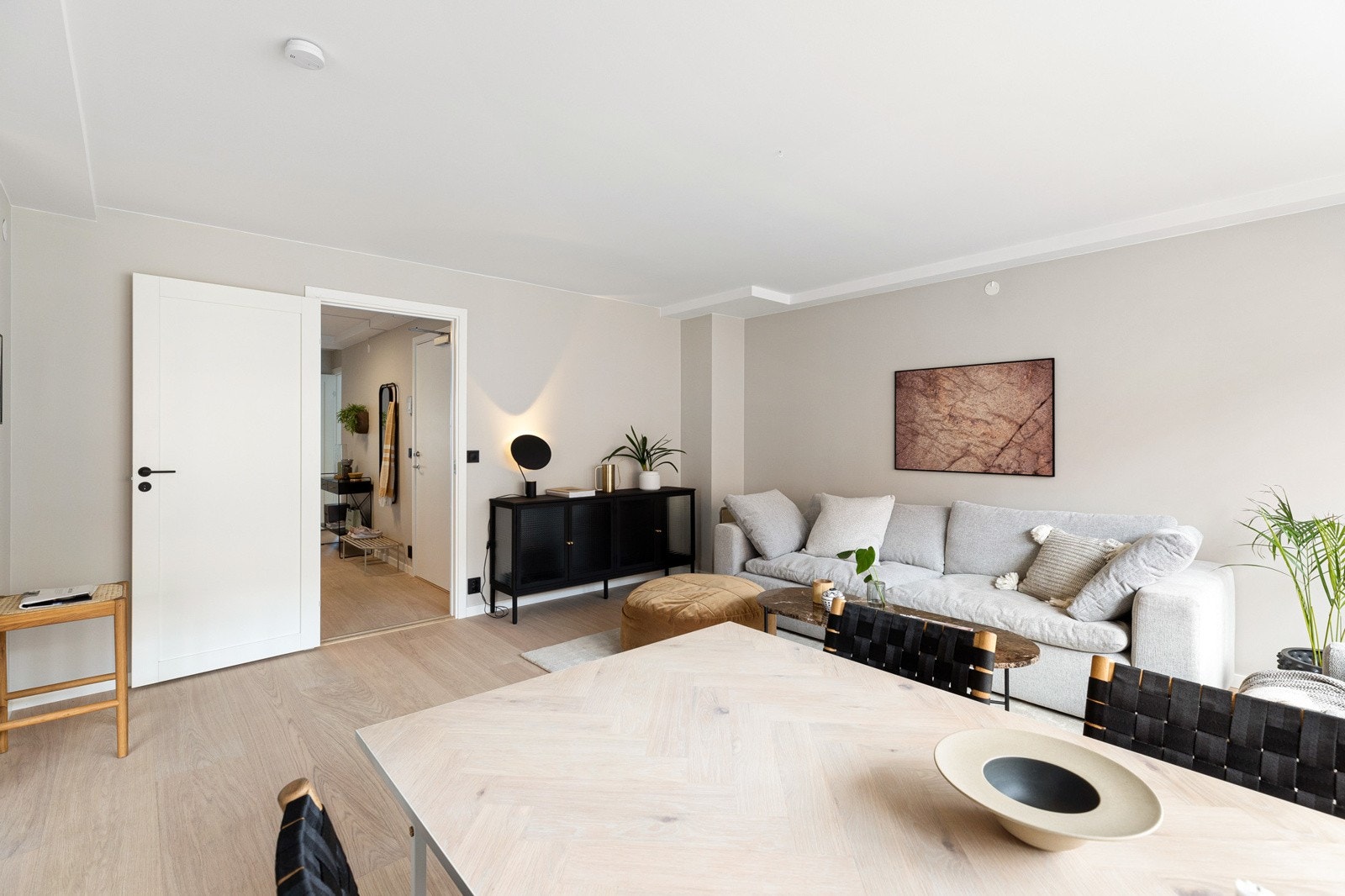 Slette, pene overflater og en-stavs eikeparkett er gjennomgående for hele boligen Galleribilde