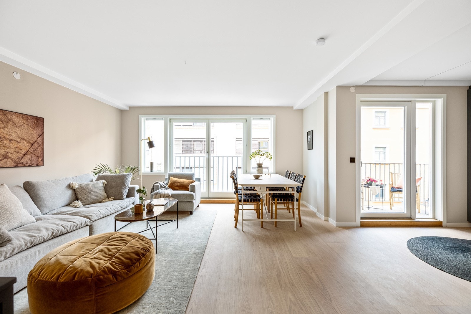 Stuen er lys og innbydende med store vindusflater, utgang til balkong samt en fransk balkong Galleribilde