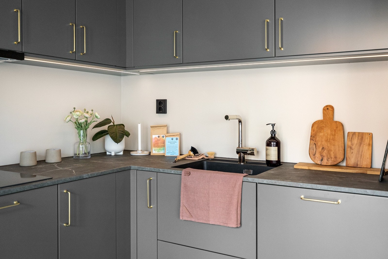 Overskapene har integrert underbelysning Galleribilde