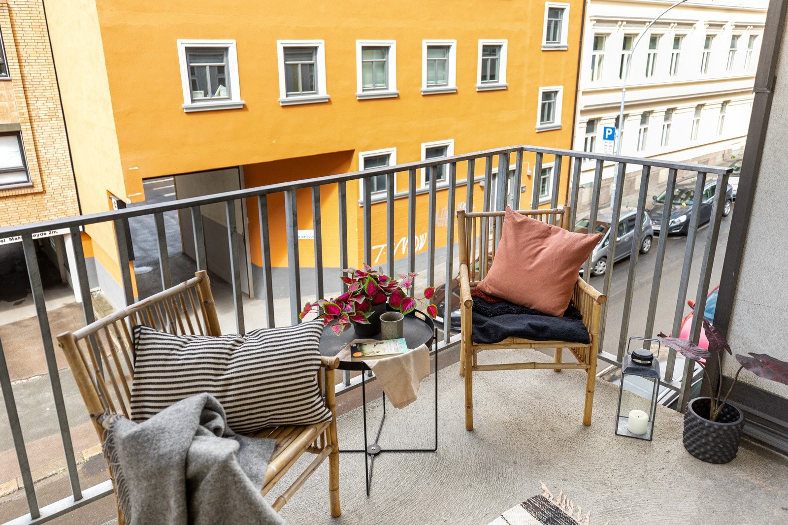 Balkongen vender mot lite trafikkert gate og er nordvestvendt, med sol på ettermiddag/kveld Galleribilde