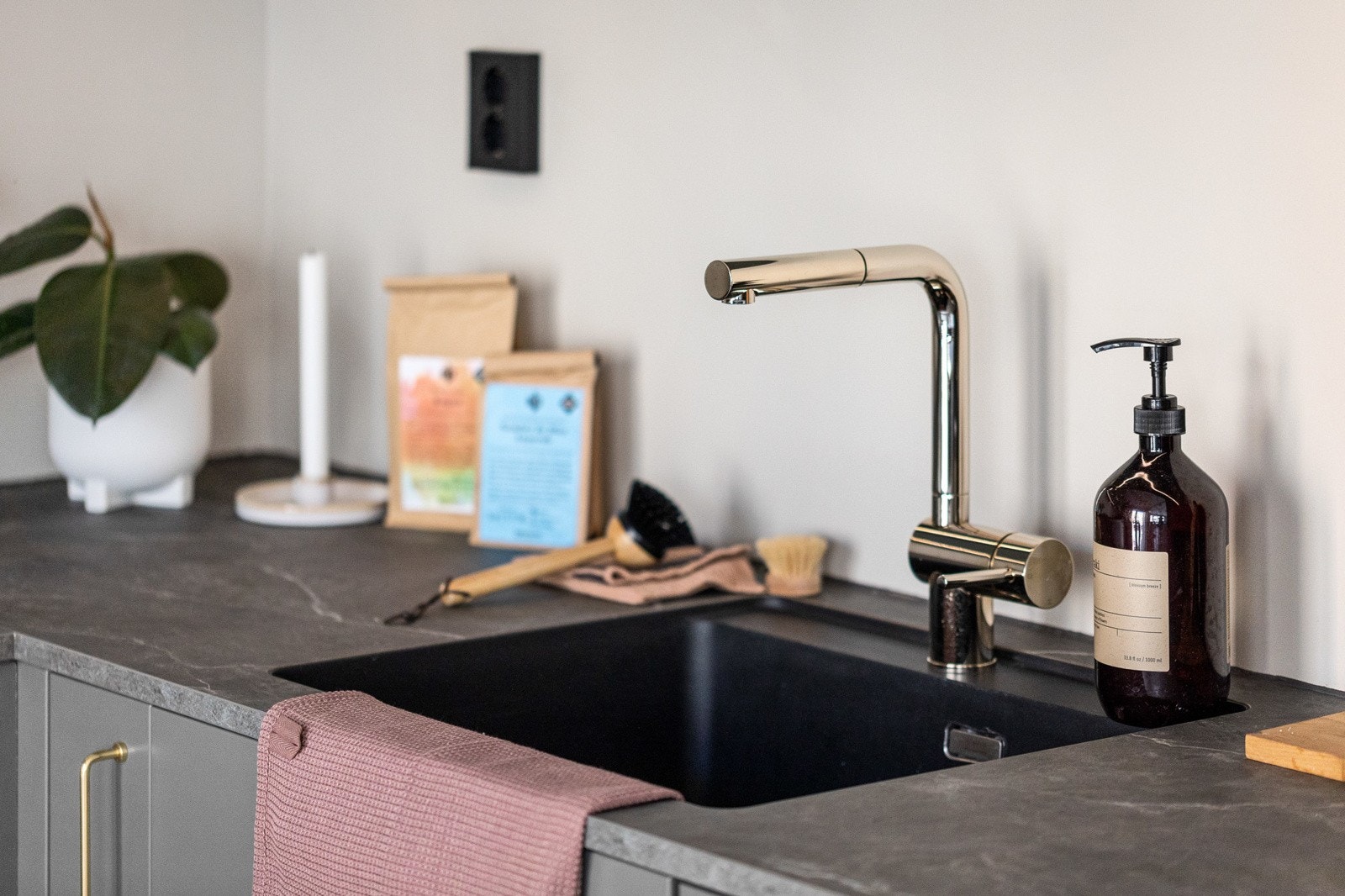 Lekker benkeplate med matchende, underlimt oppvaskkum og stilrent armatur Galleribilde