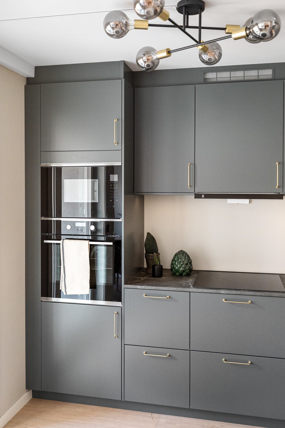 Hvitevarene er inkludert og består av komfyr, mikro, oppvaskmaskin, induksjon platetopp og kombiskap kjøl/frys Galleribilde