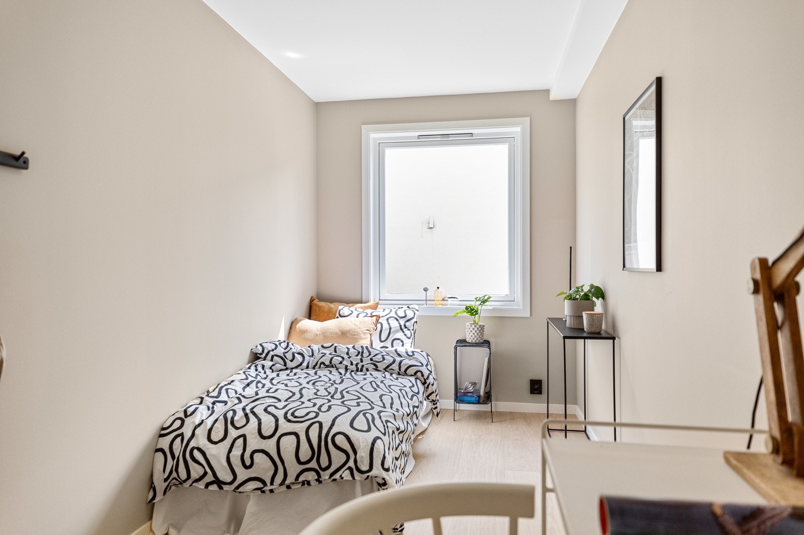 Soverommene er svale og malt i behagelige toner Galleribilde