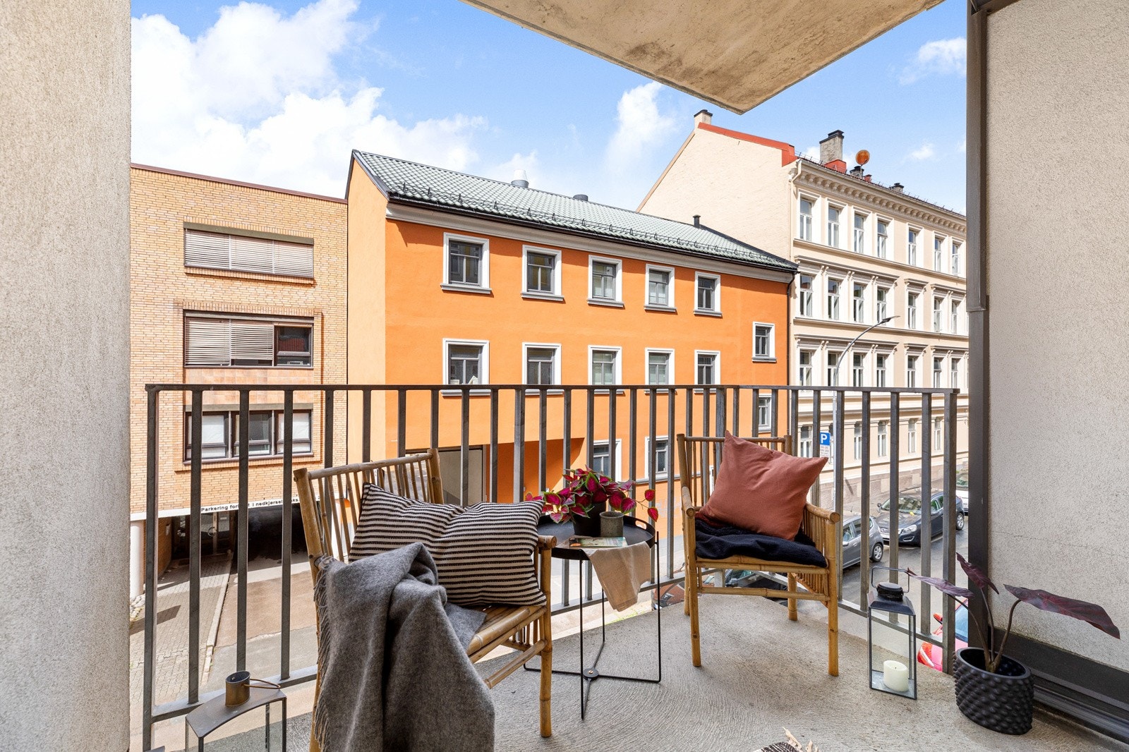 Balkongen har plass til utemøbler og grill og er et fin forlengelse av leiligheten på sommerhalvåret Galleribilde