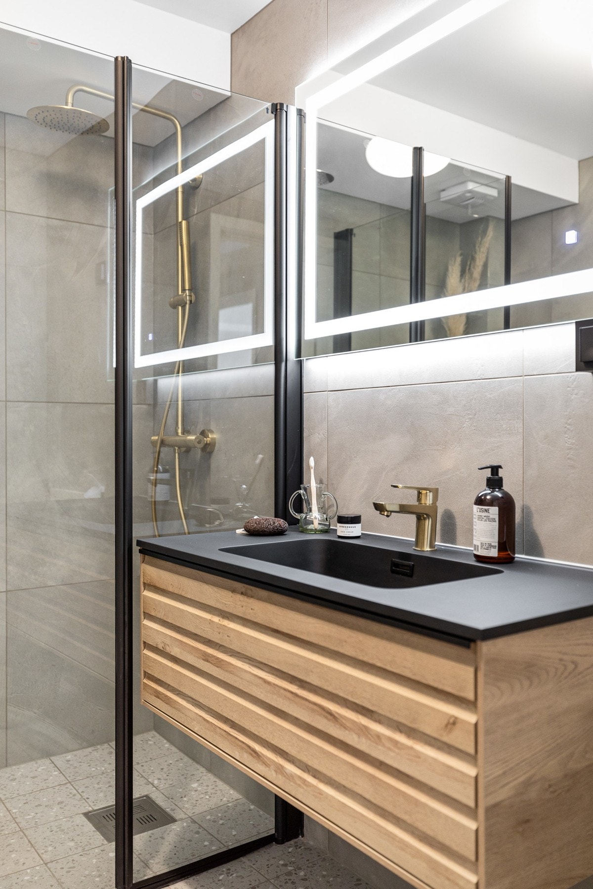 Moderne innredning og egenskaper som gulvvarme, stort dusjhjørne, pen skuffinnredning og speil med integrert belysning Galleribilde