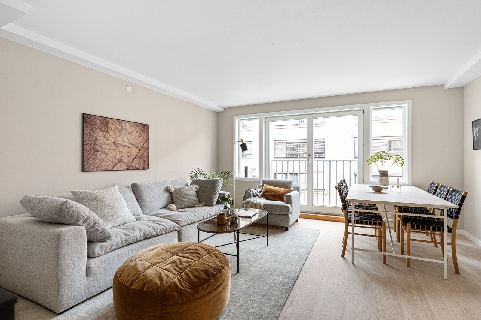 Her er det god plass til en komfortabel sofa, spisebord og diverse møblement etter eget ønske Galleribilde