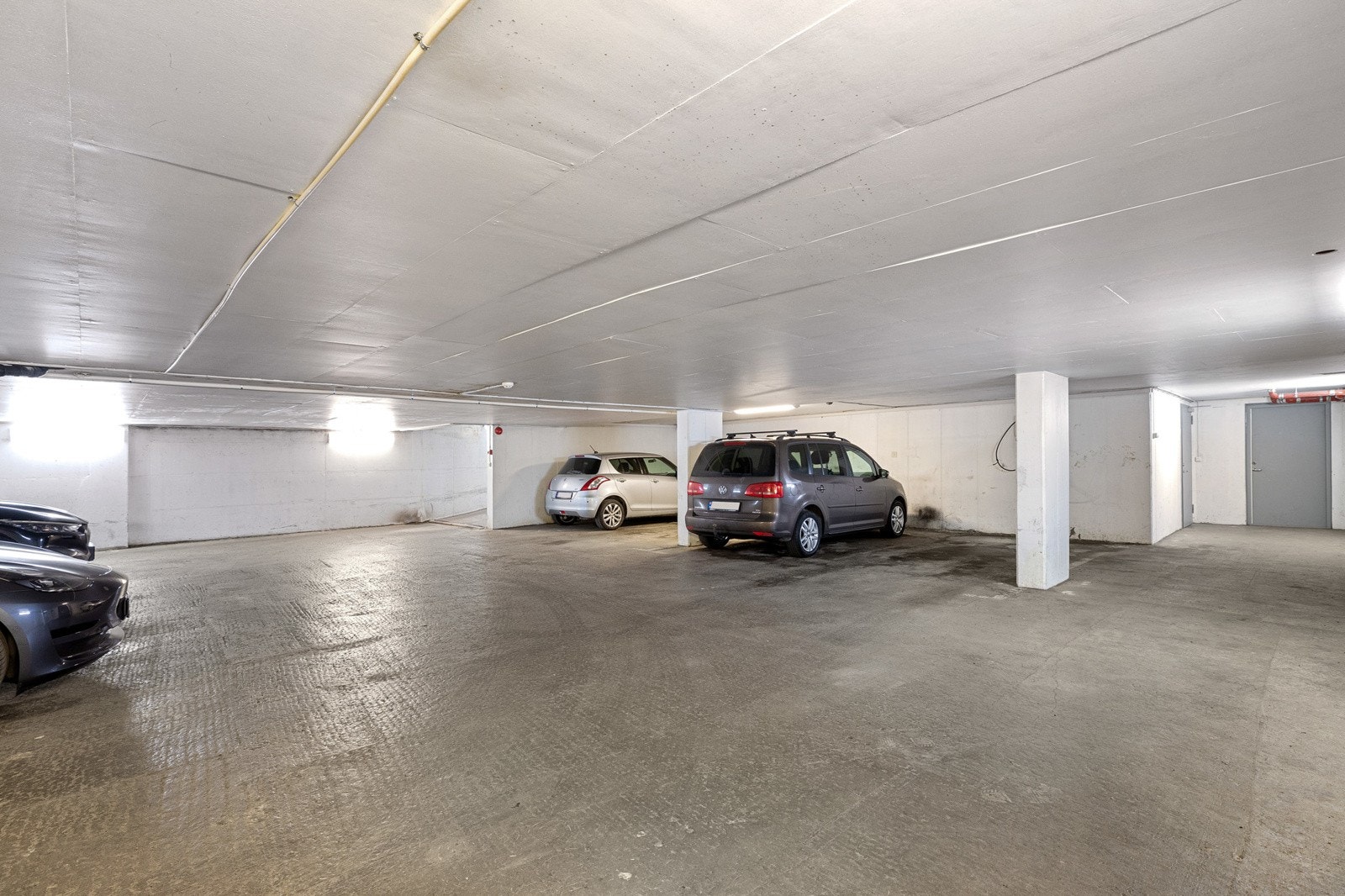 Heisadkomst til medfølgende garasjeplass Galleribilde