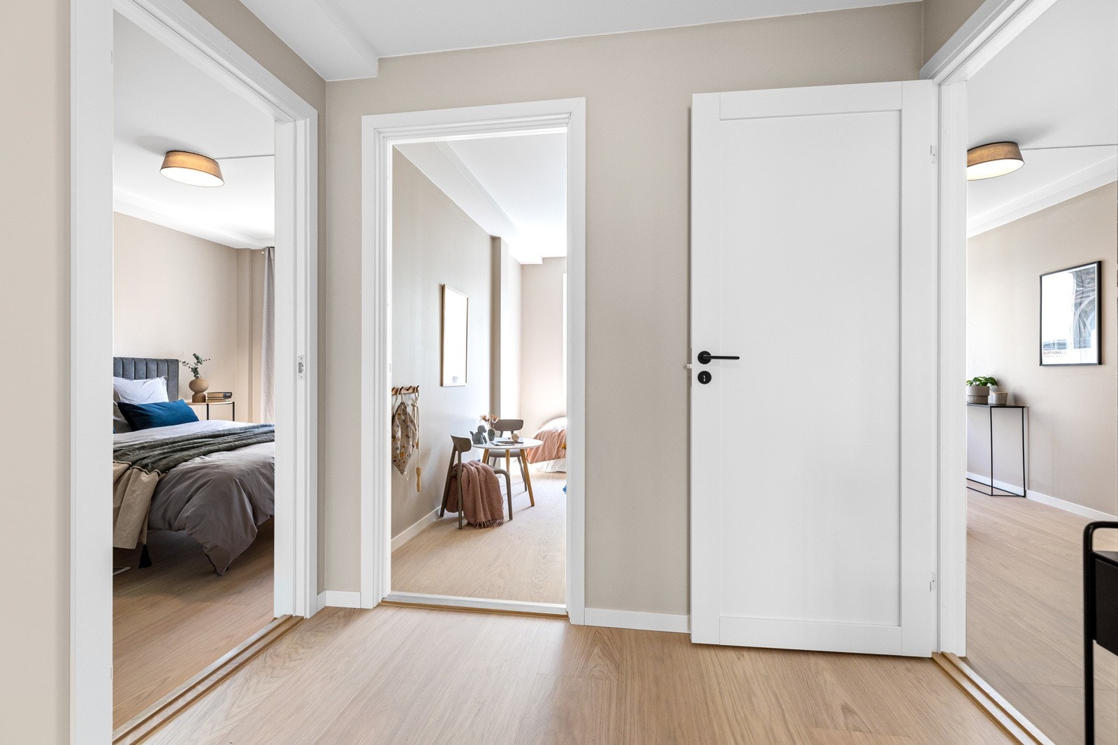 Inngang fra entreen til alle tre soverommene. Her er det kort vei til badet Galleribilde