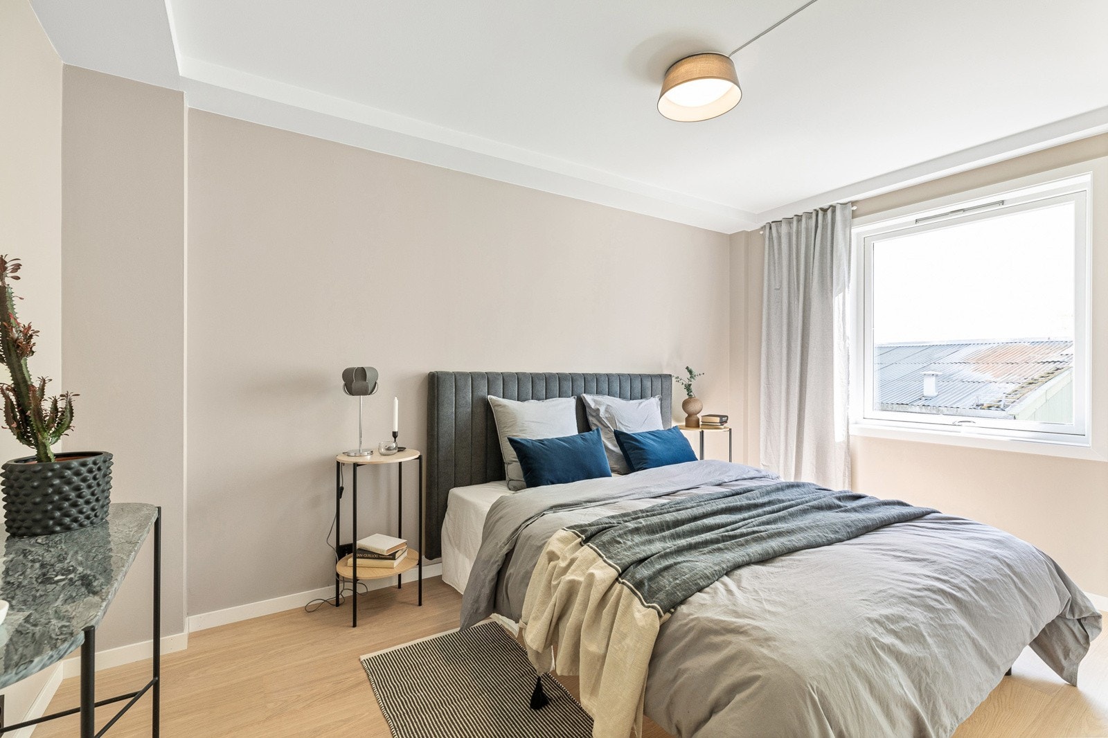 Hovedsoverommet er av sjenerøs størrelse med god plass til stor seng og nattbord Galleribilde