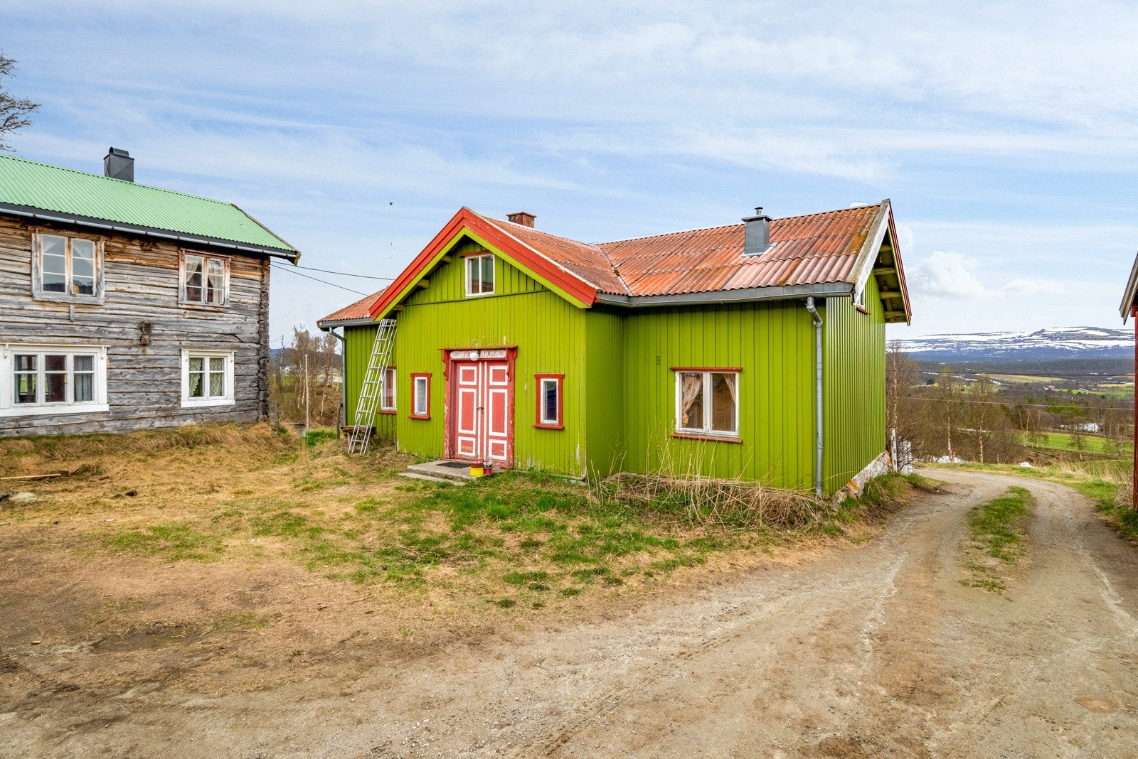 Flere av bygningene på eiendommen må påregnes vesentlig oppgraderinger eller totalrestaurering Galleribilde