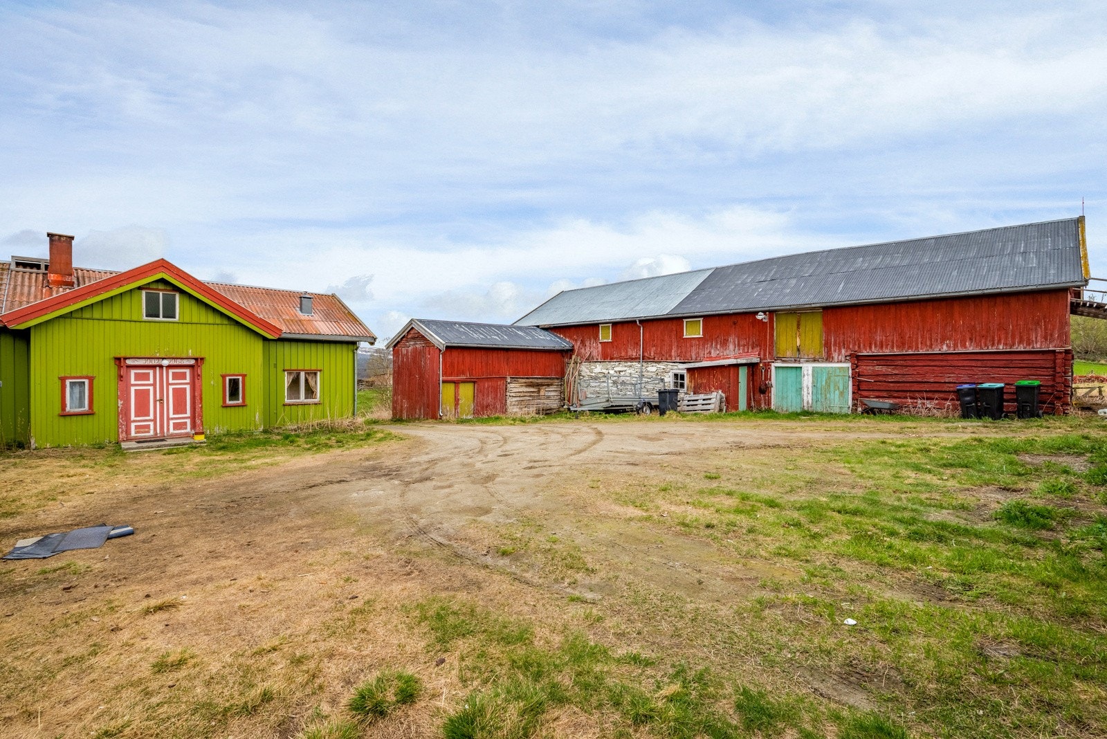 Kårbolig og fjøs. Galleribilde