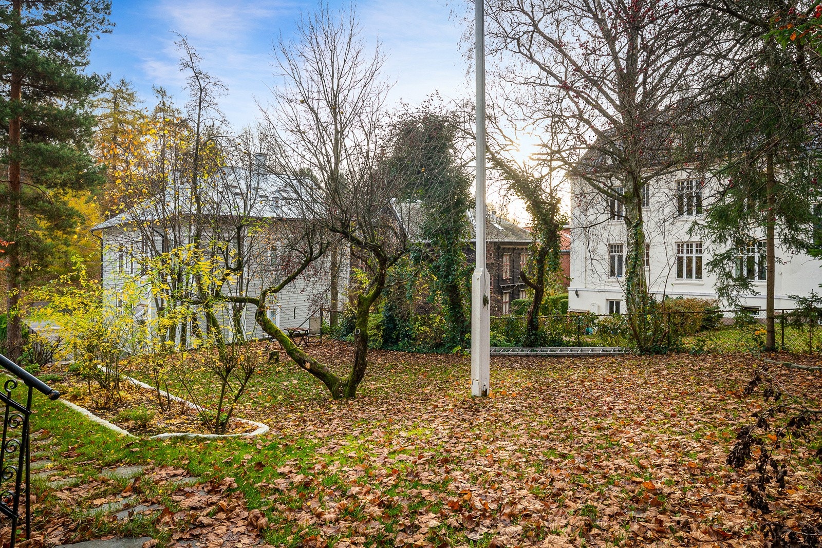 Solrik tomt med opparbeidet hage. Galleribilde